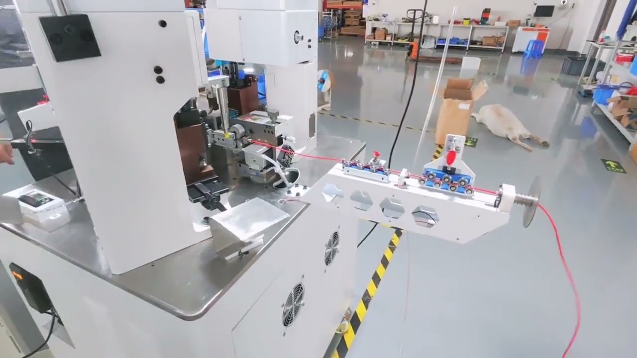 Teljesen automatikus dupla végű sarukrimpelés és egyoldali házbehelyezés háztartási gépekhez