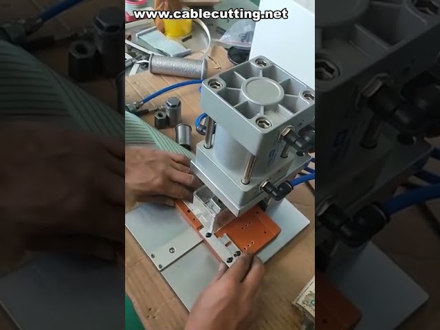 Szelf-szalag kábel krimpelése – Lapos szalagkábel préselő gép működés közben