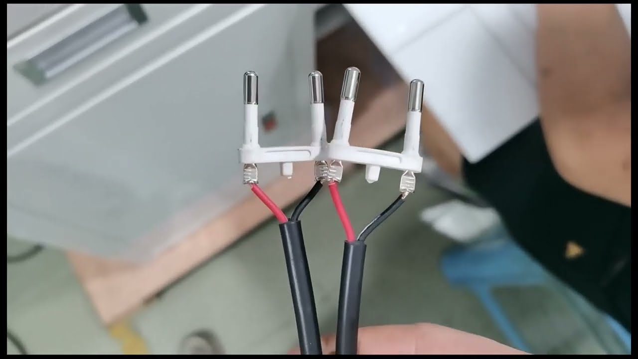 Automatikus rezgőtálca adagolású 3 és 2 érintkezős dugós hálózati kábelkrimpelő gép