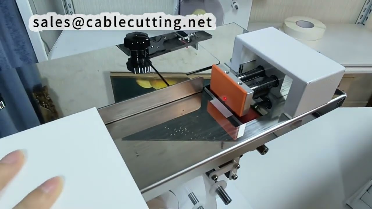 Automatikus derékszögű címkézőgép – 15-50 mm-es címkékhez, dobozív 105 mm-ig